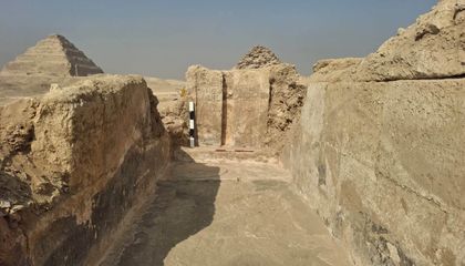 Археологи обнаружили 4000-летнюю гробницу с ложной дверью на древнем некрополе Саккара в Египте